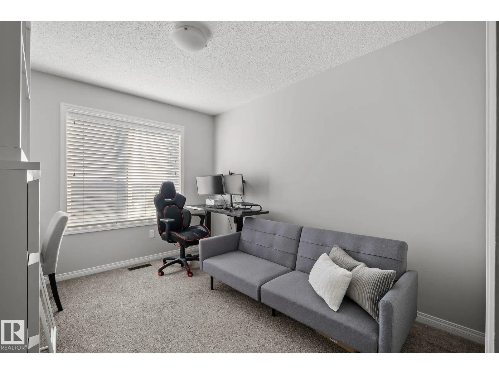 8511 24 Ave SW