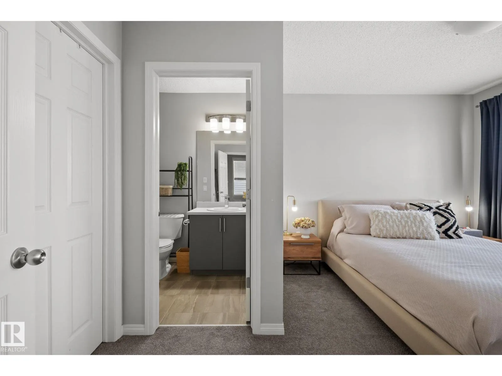 8511 24 Ave SW