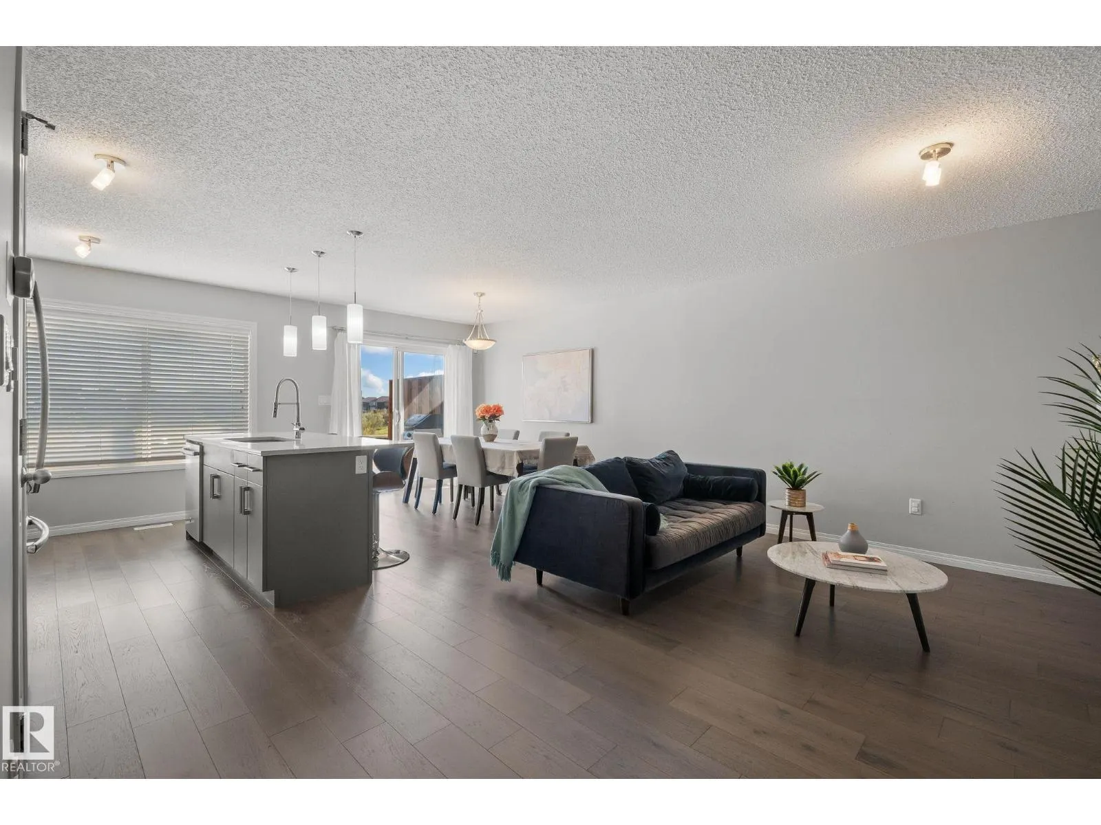 8511 24 Ave SW