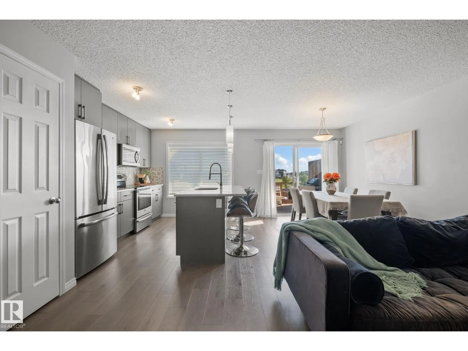 8511 24 Ave SW