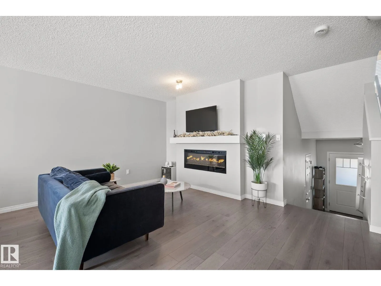8511 24 Ave SW