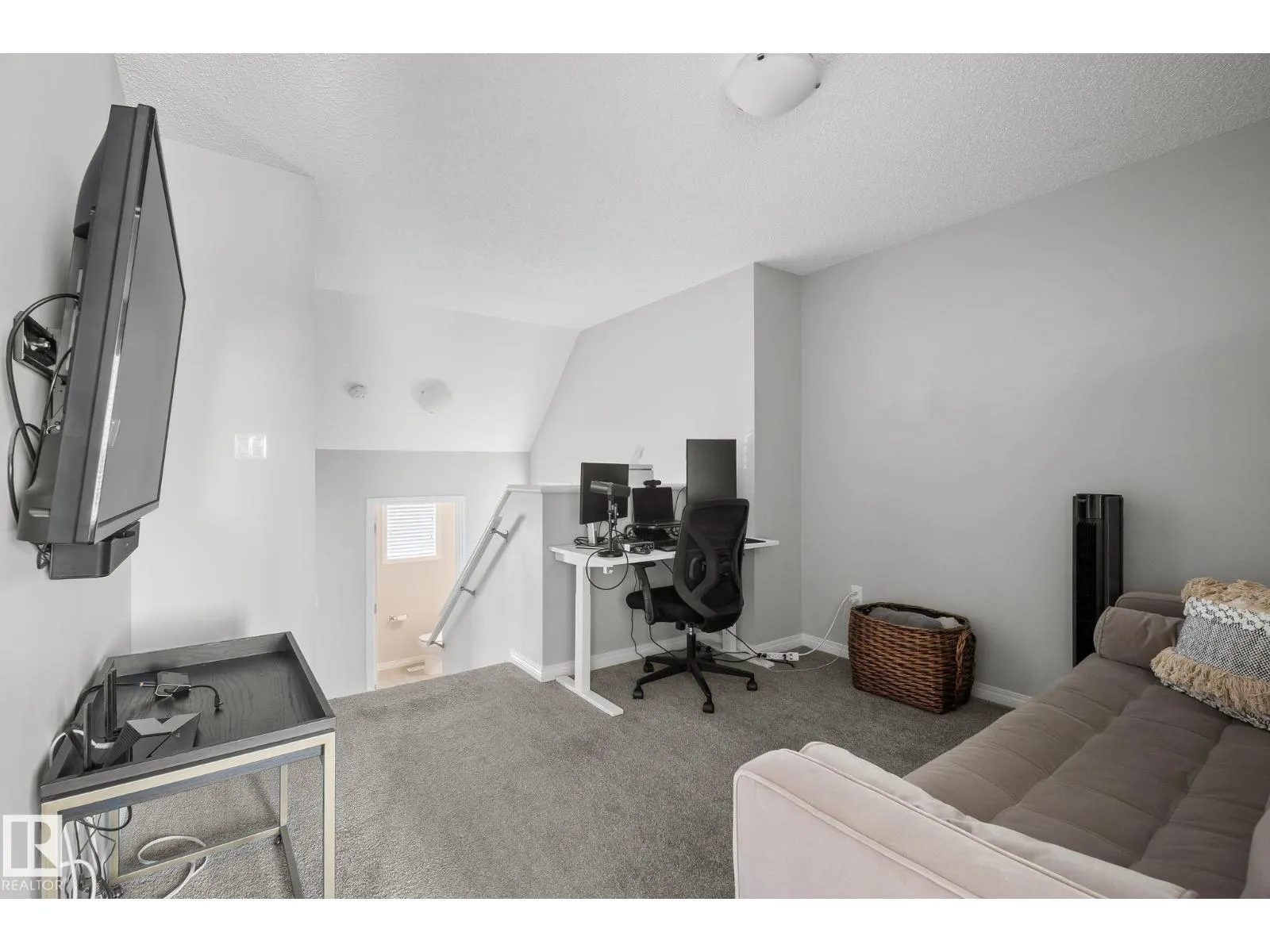 8511 24 Ave SW