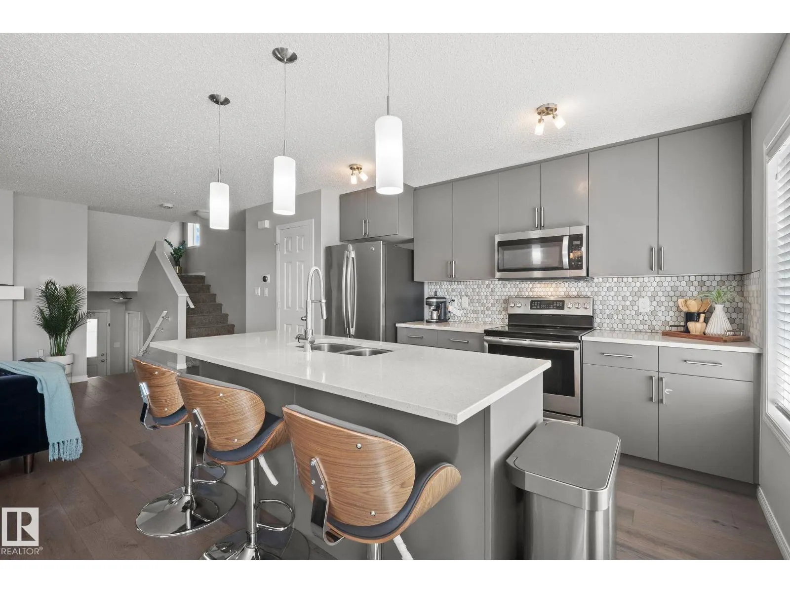 8511 24 Ave SW