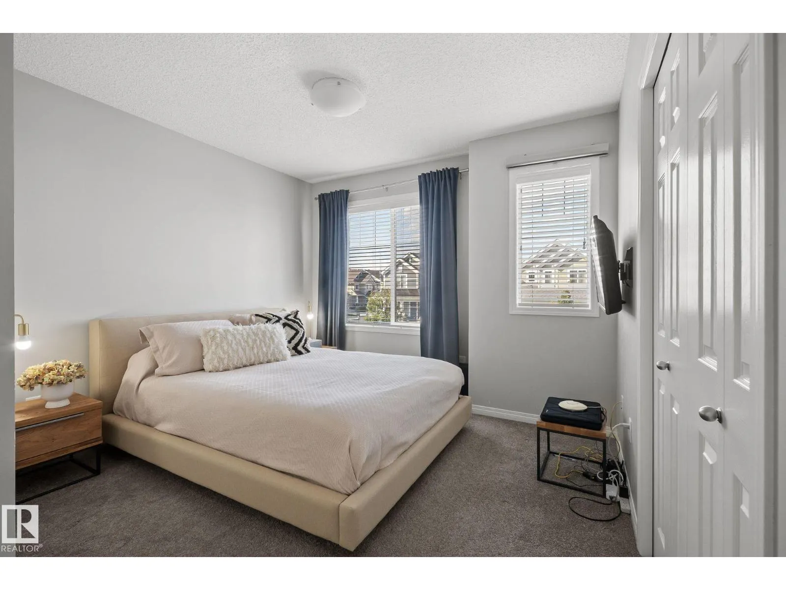 8511 24 Ave SW