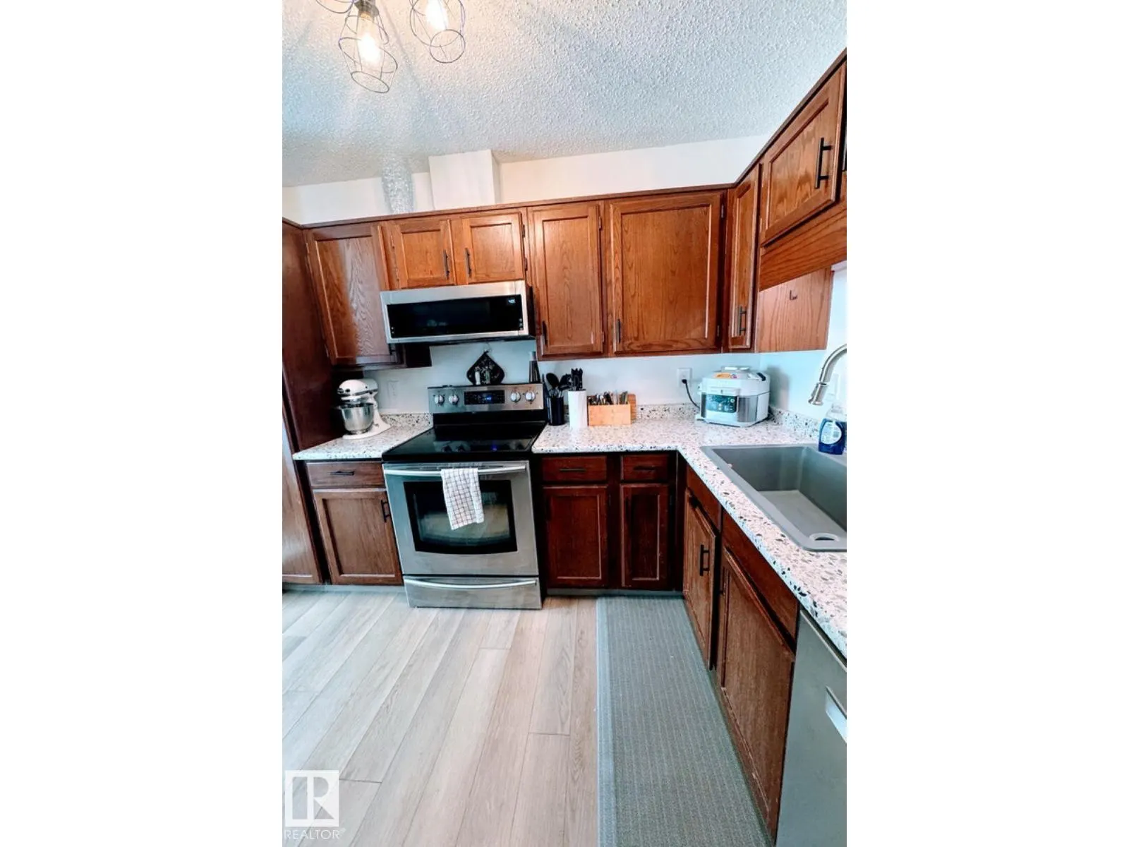 2419 142 AV NW
