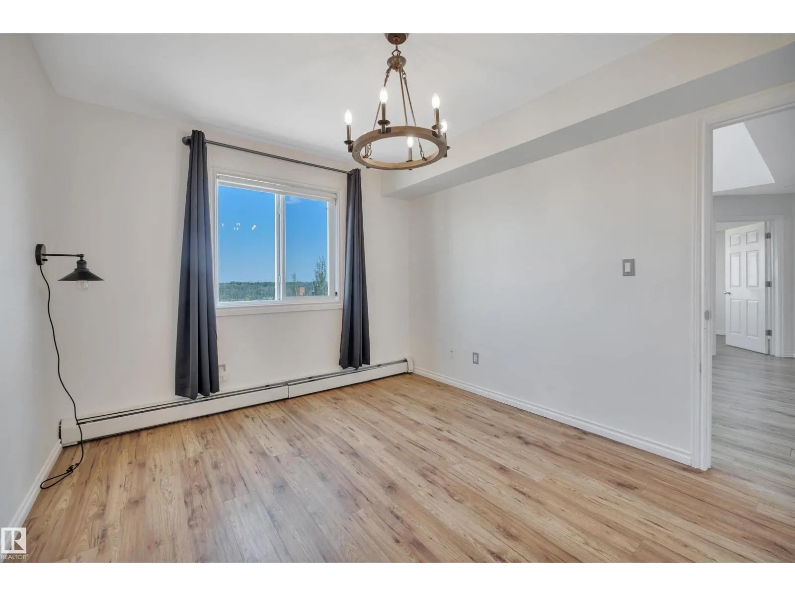 #408 10118 95 ST NW