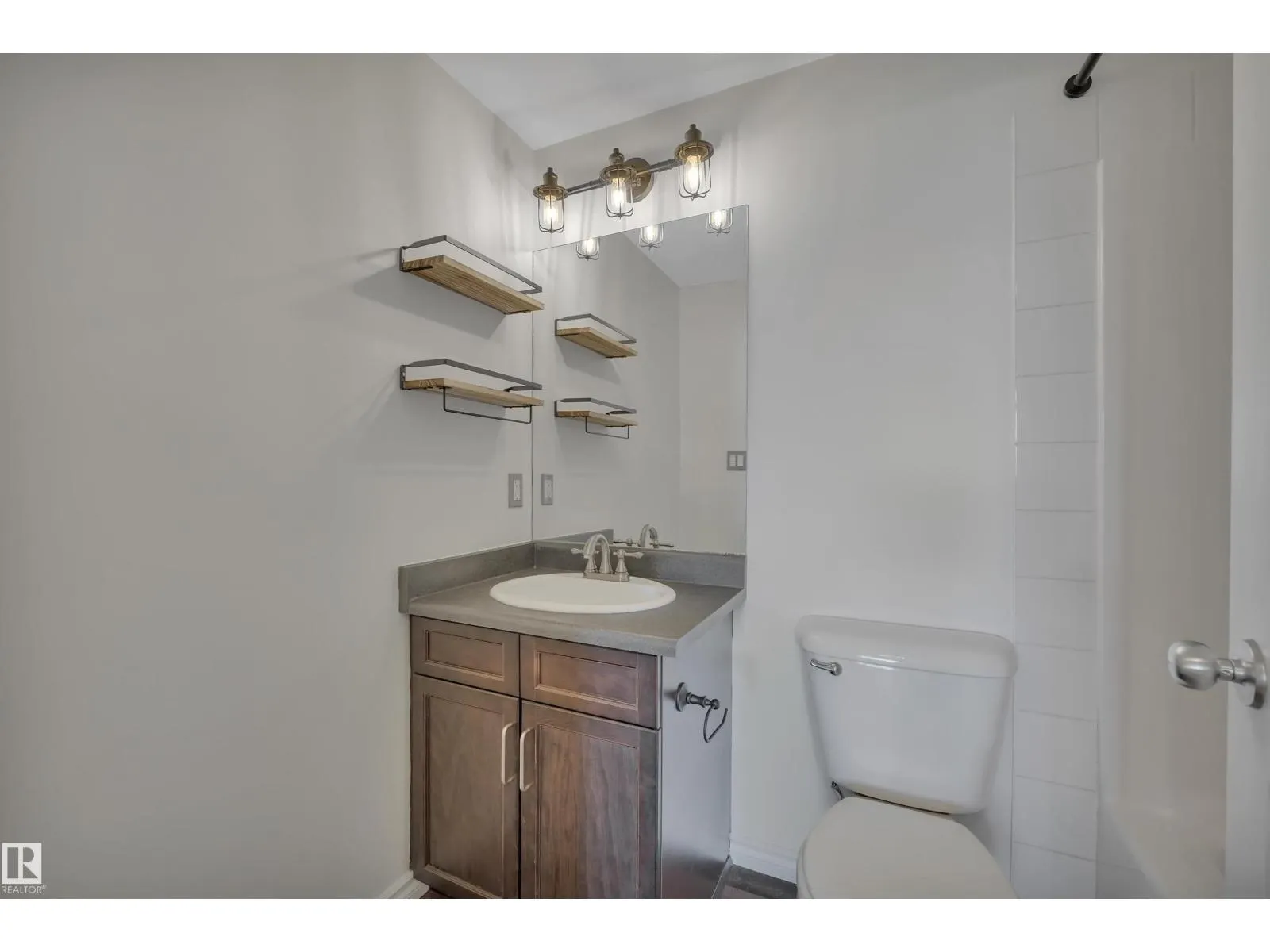 #408 10118 95 ST NW