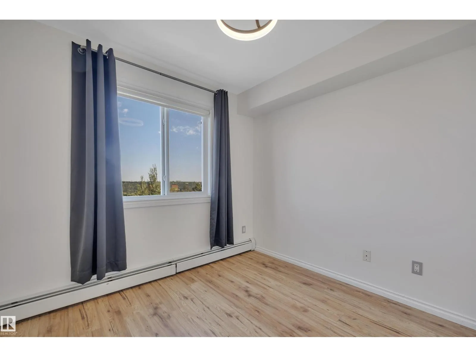 #408 10118 95 ST NW