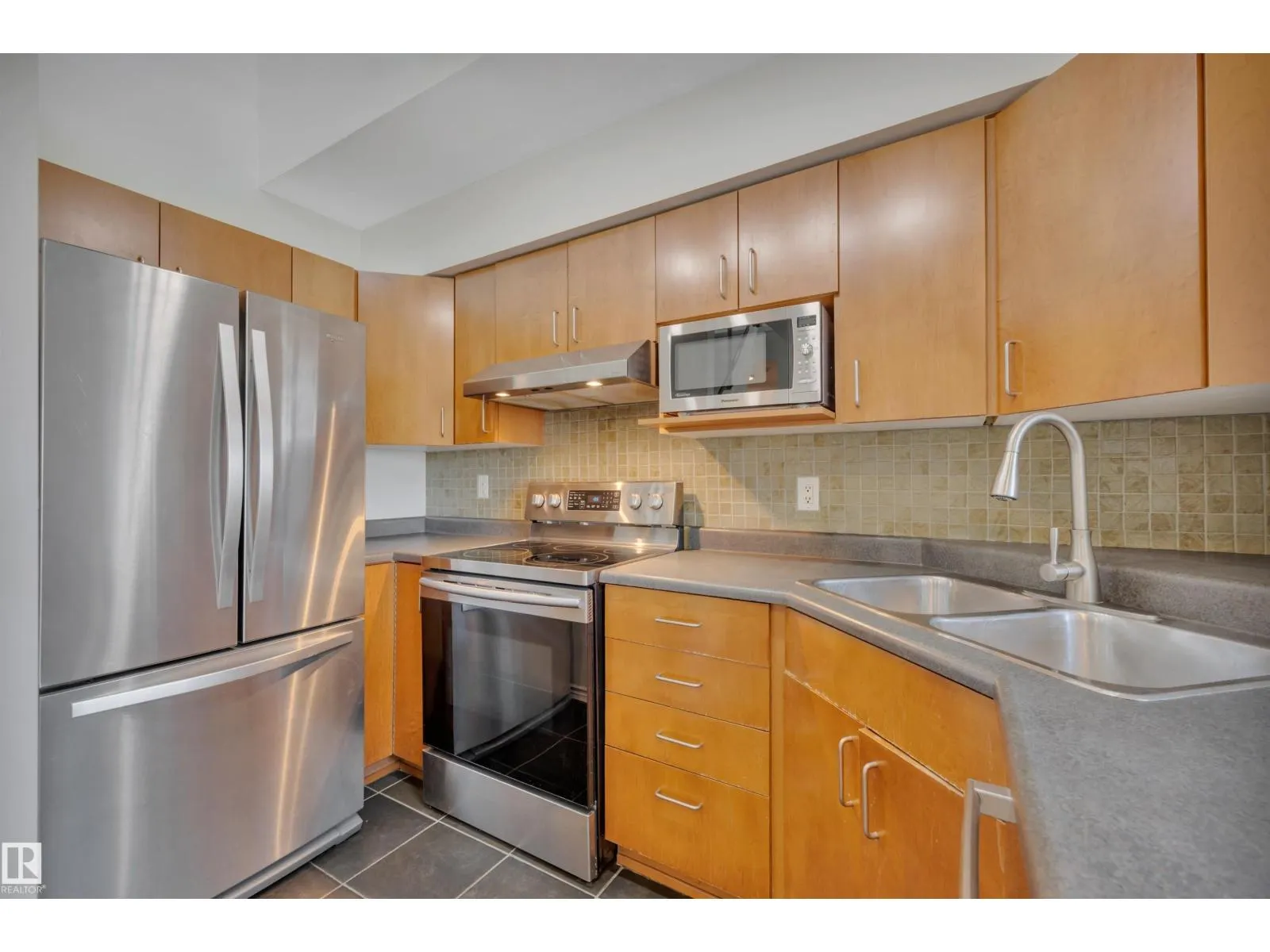 #408 10118 95 ST NW