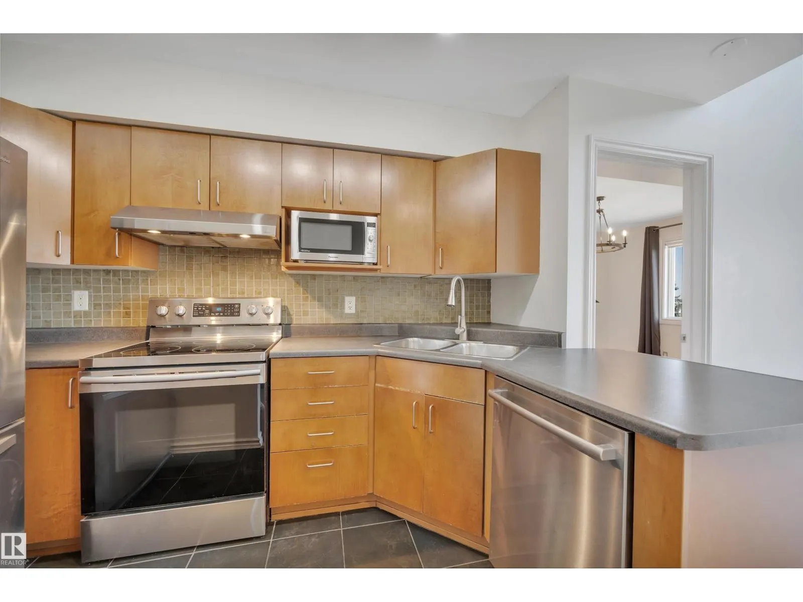 #408 10118 95 ST NW