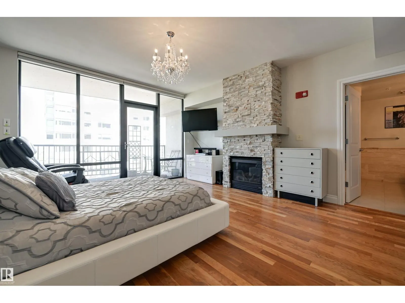#802 10028 119 ST NW