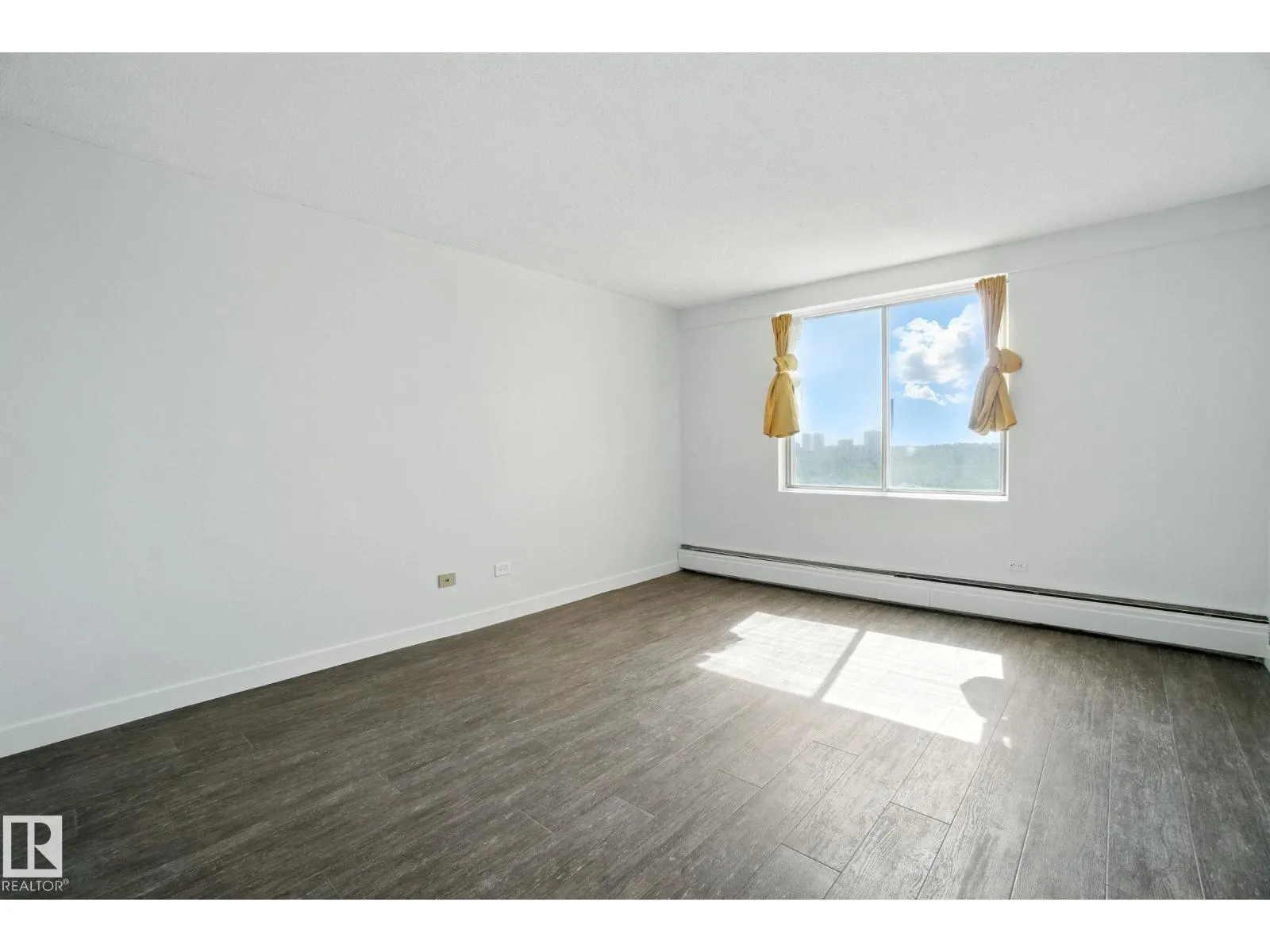 #703 9908 114 ST NW