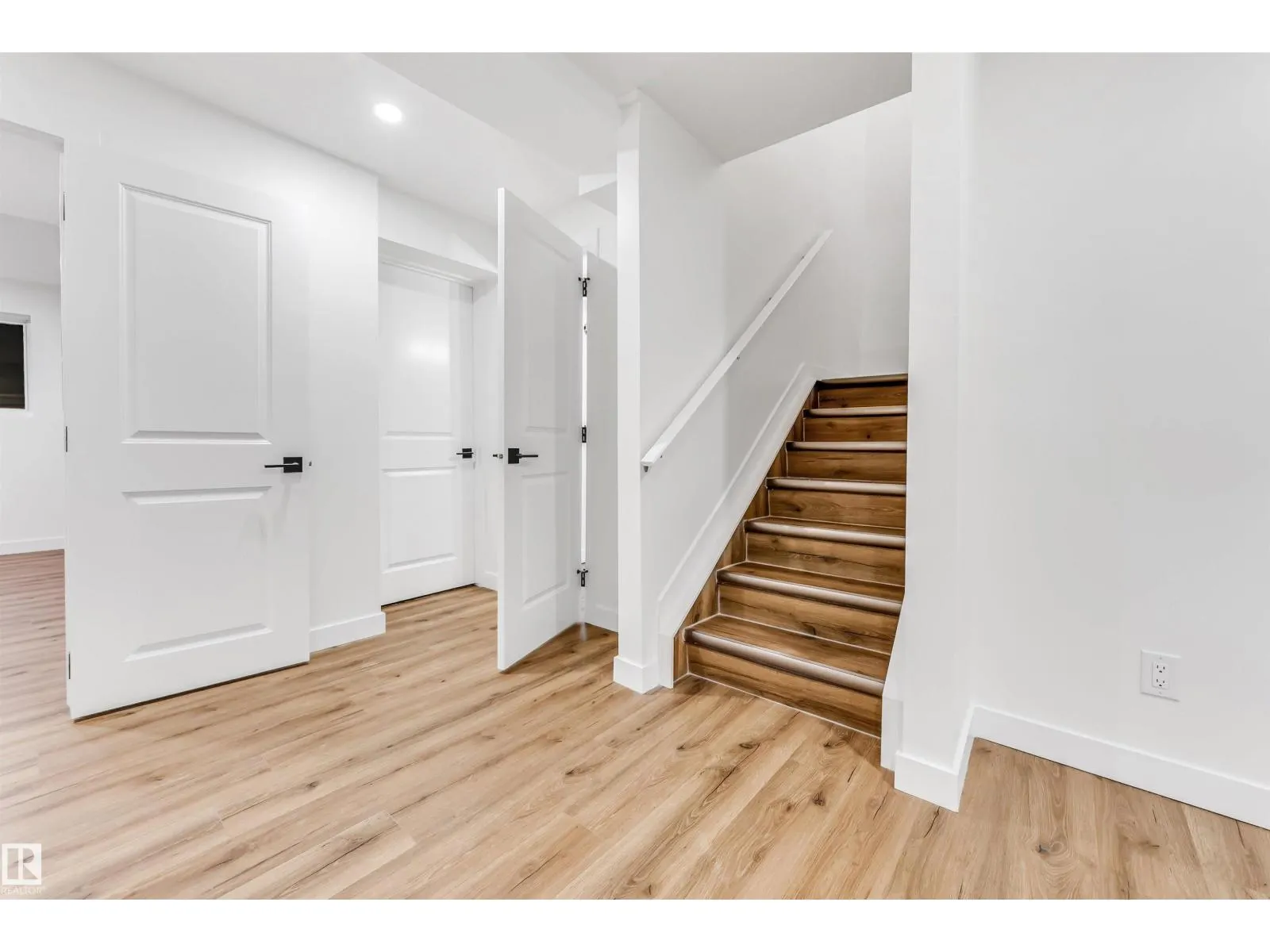 4616 32 AV NW