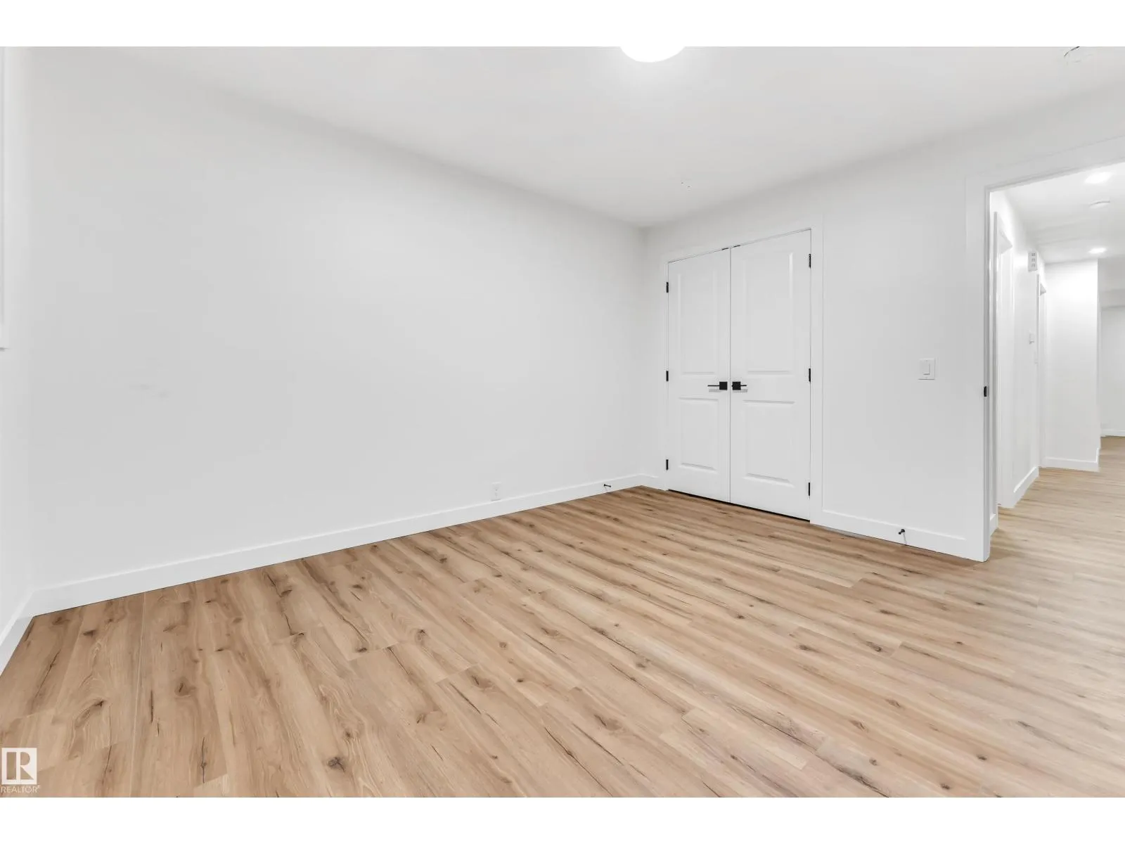 4616 32 AV NW