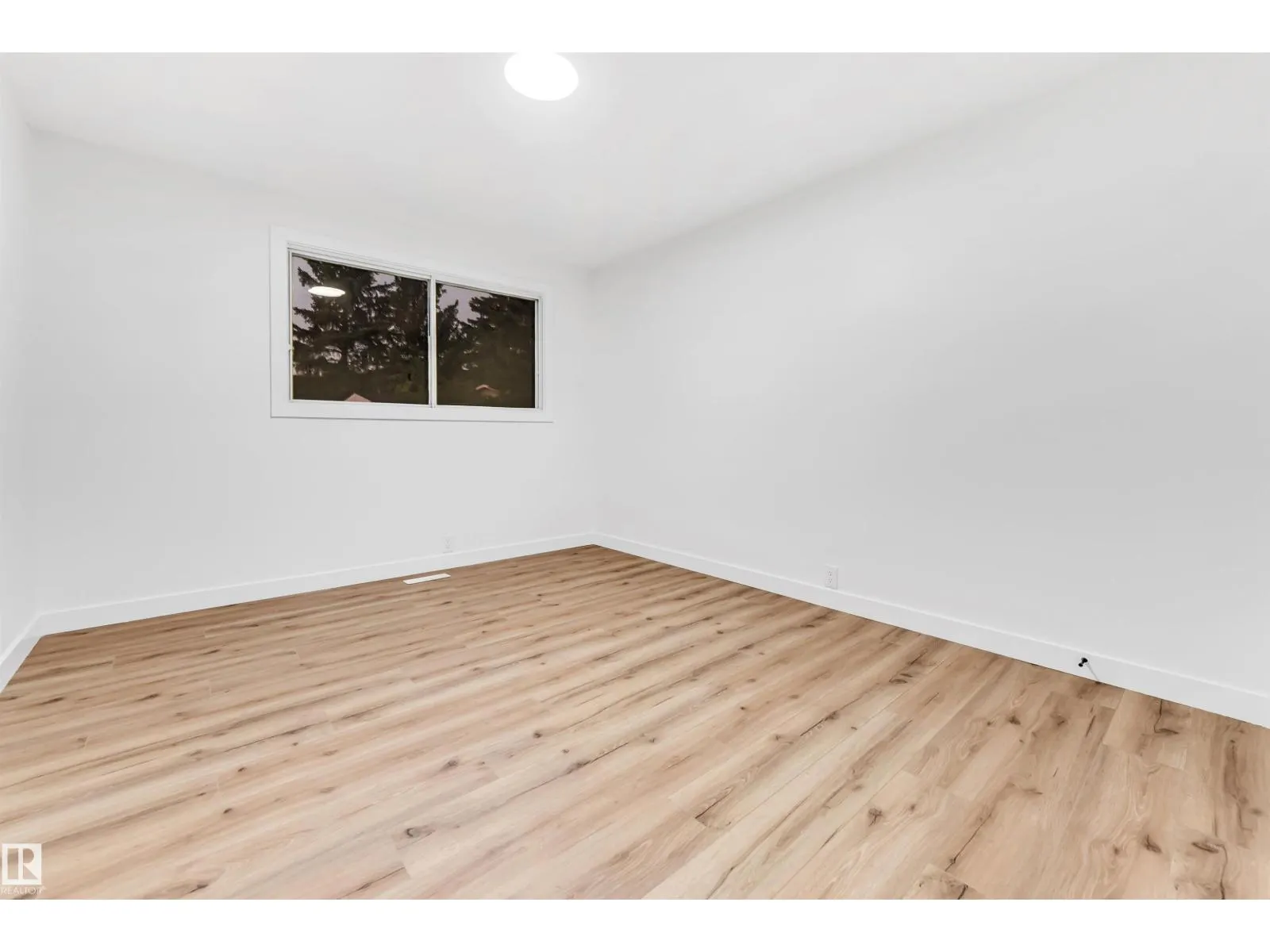 4616 32 AV NW