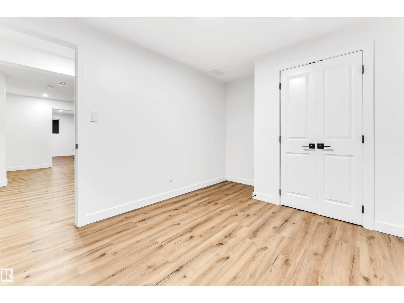 4616 32 AV NW