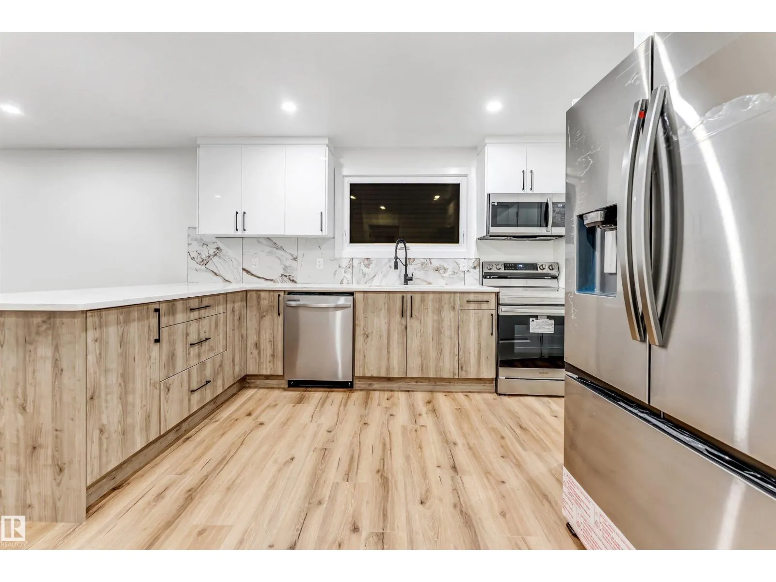 4616 32 AV NW
