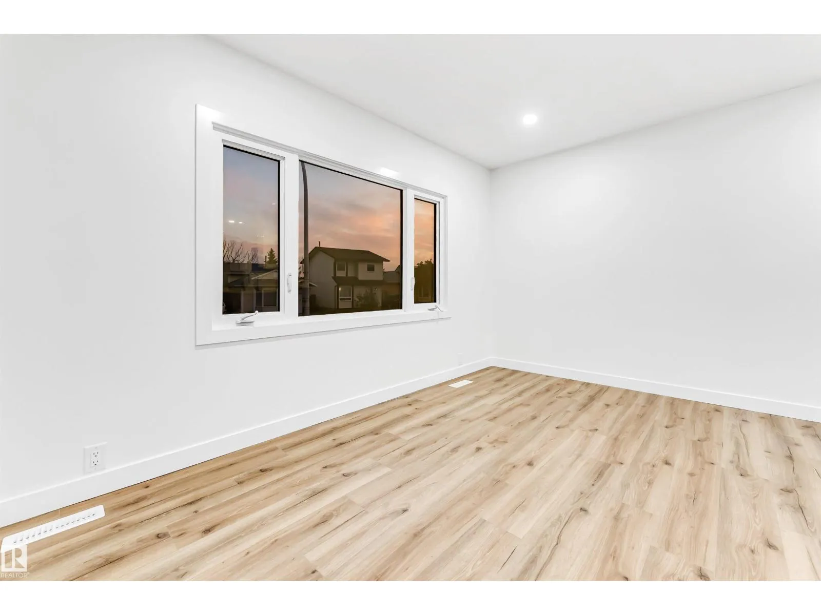 4616 32 AV NW