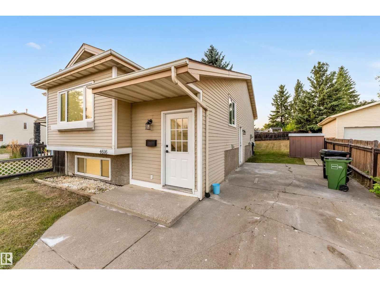 4616 32 AV NW