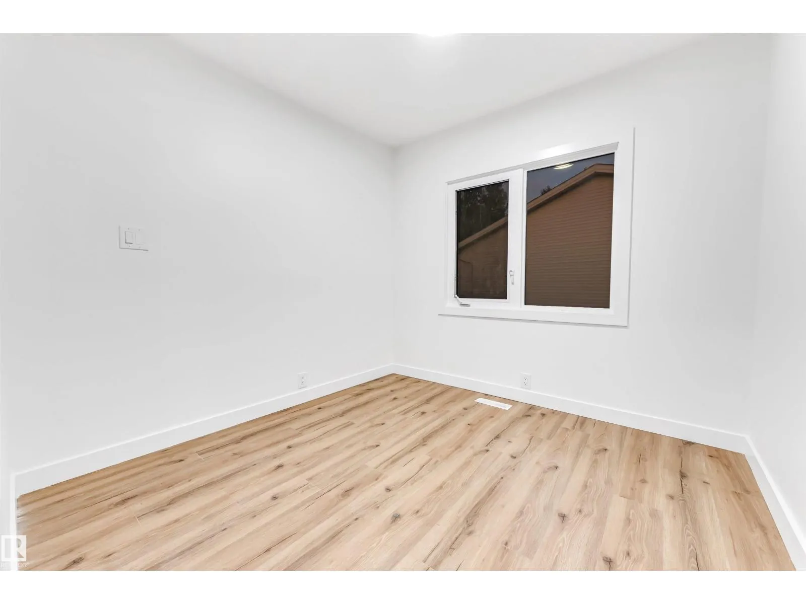 4616 32 AV NW