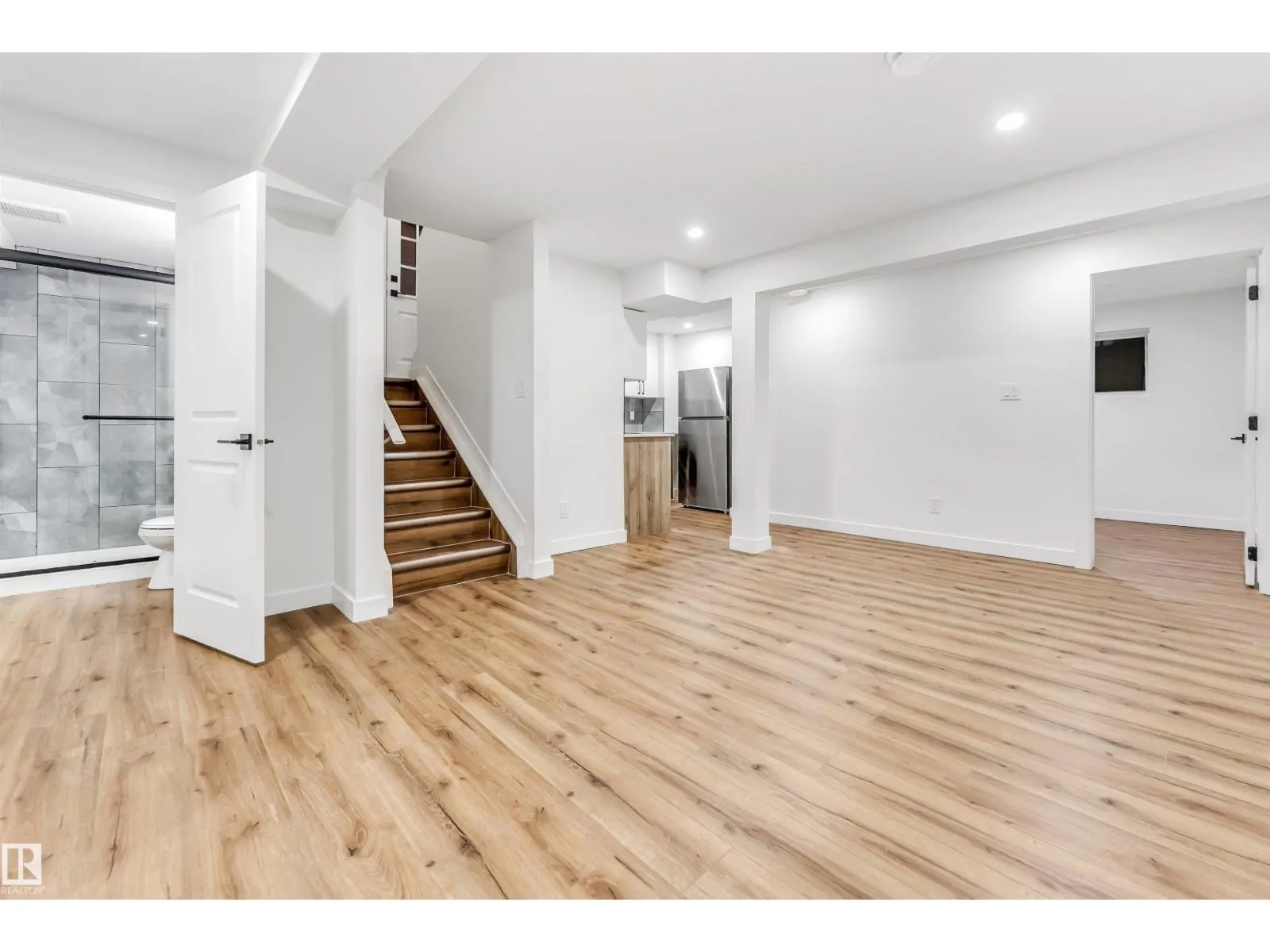 4616 32 AV NW