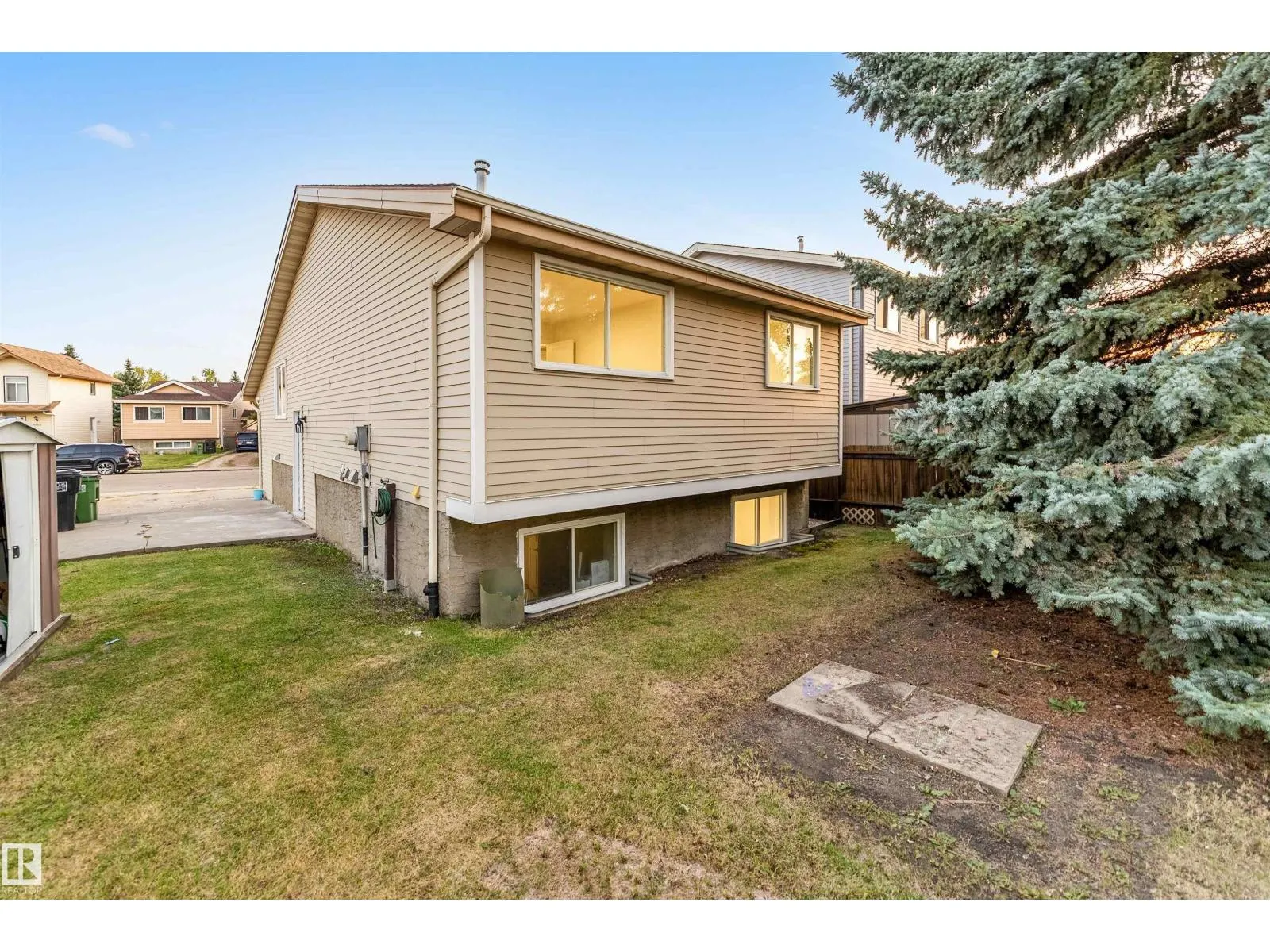 4616 32 AV NW