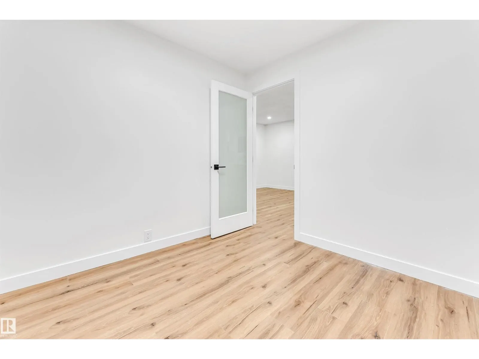 4616 32 AV NW