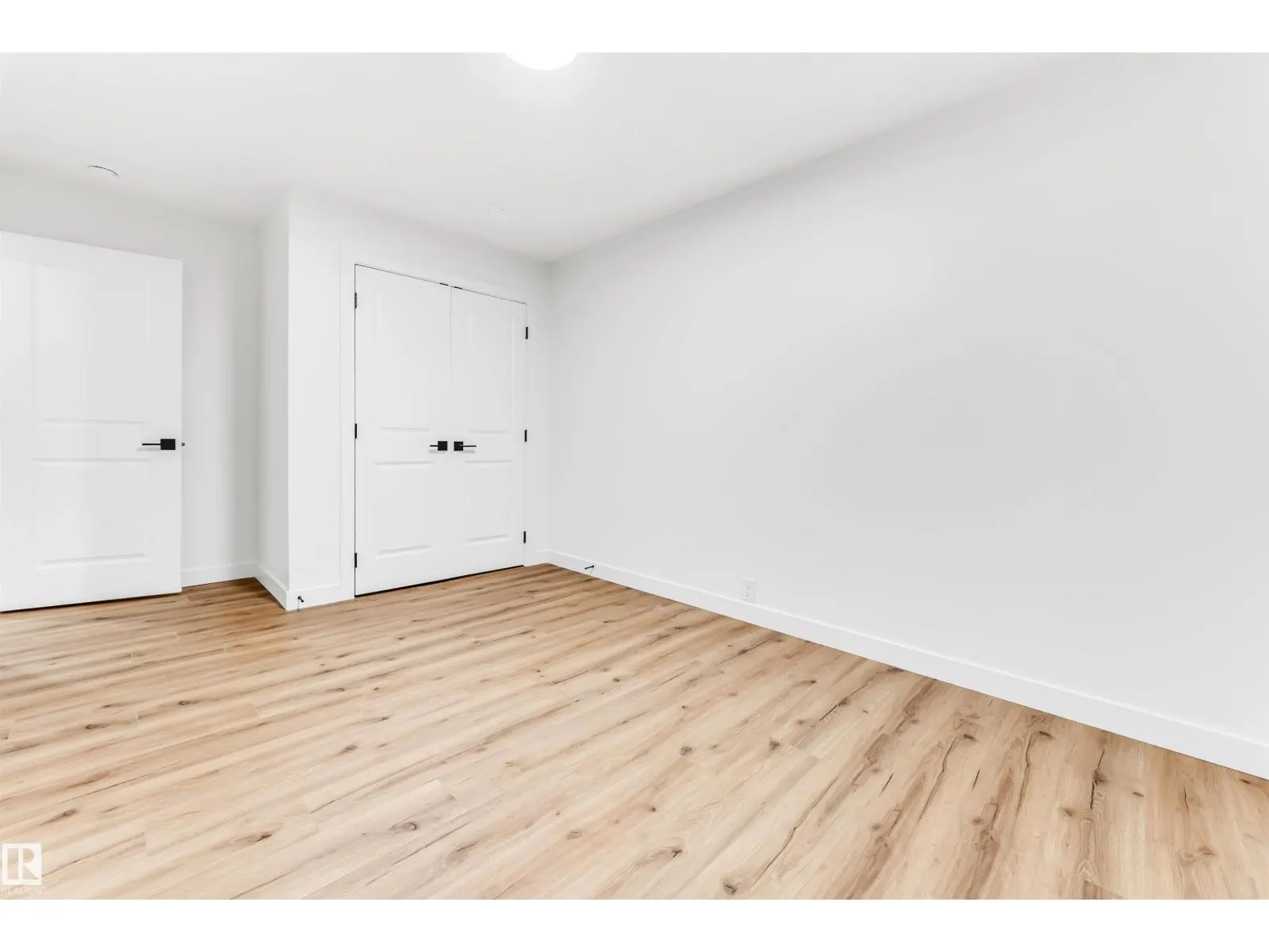 4616 32 AV NW