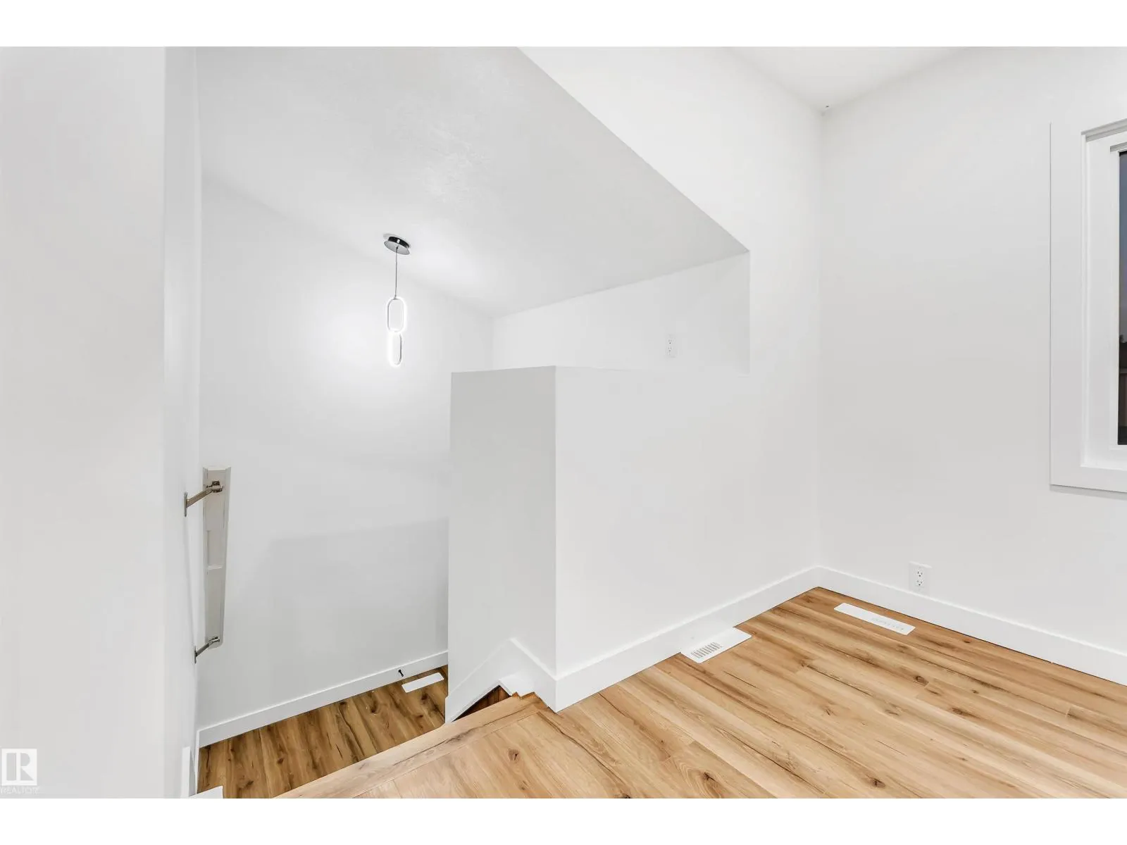 4616 32 AV NW