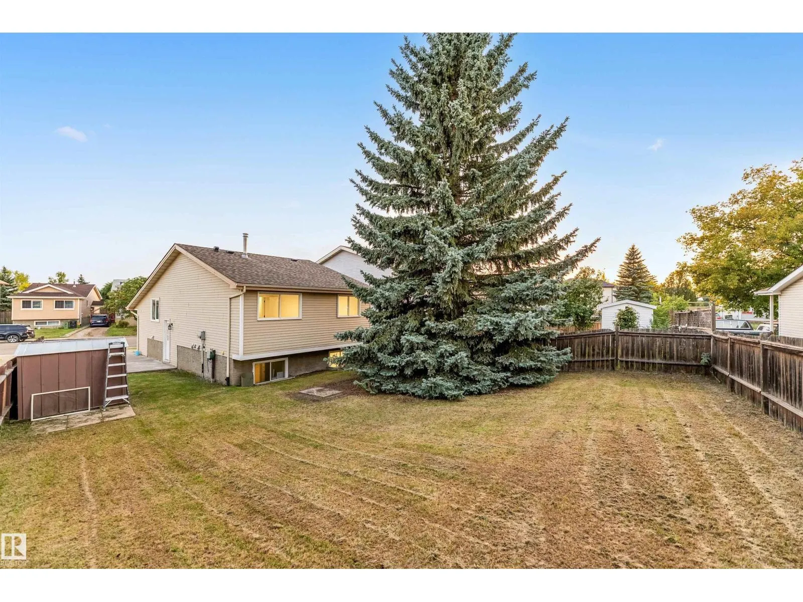 4616 32 AV NW