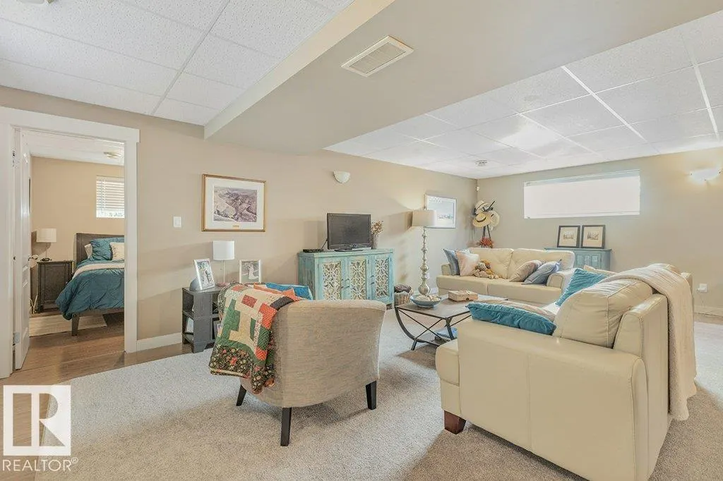 19 HILLDOWNS DR
