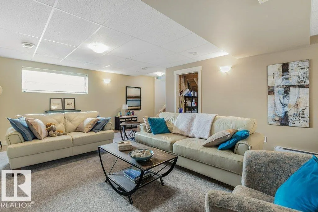 19 HILLDOWNS DR