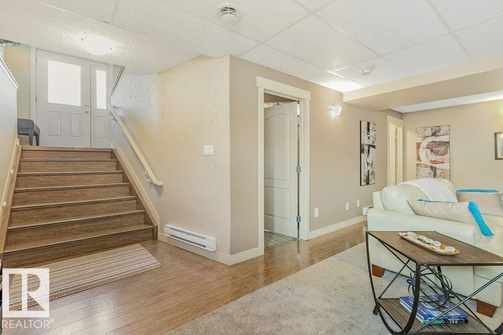 19 HILLDOWNS DR