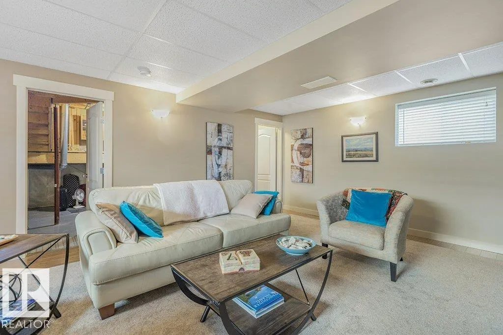 19 HILLDOWNS DR