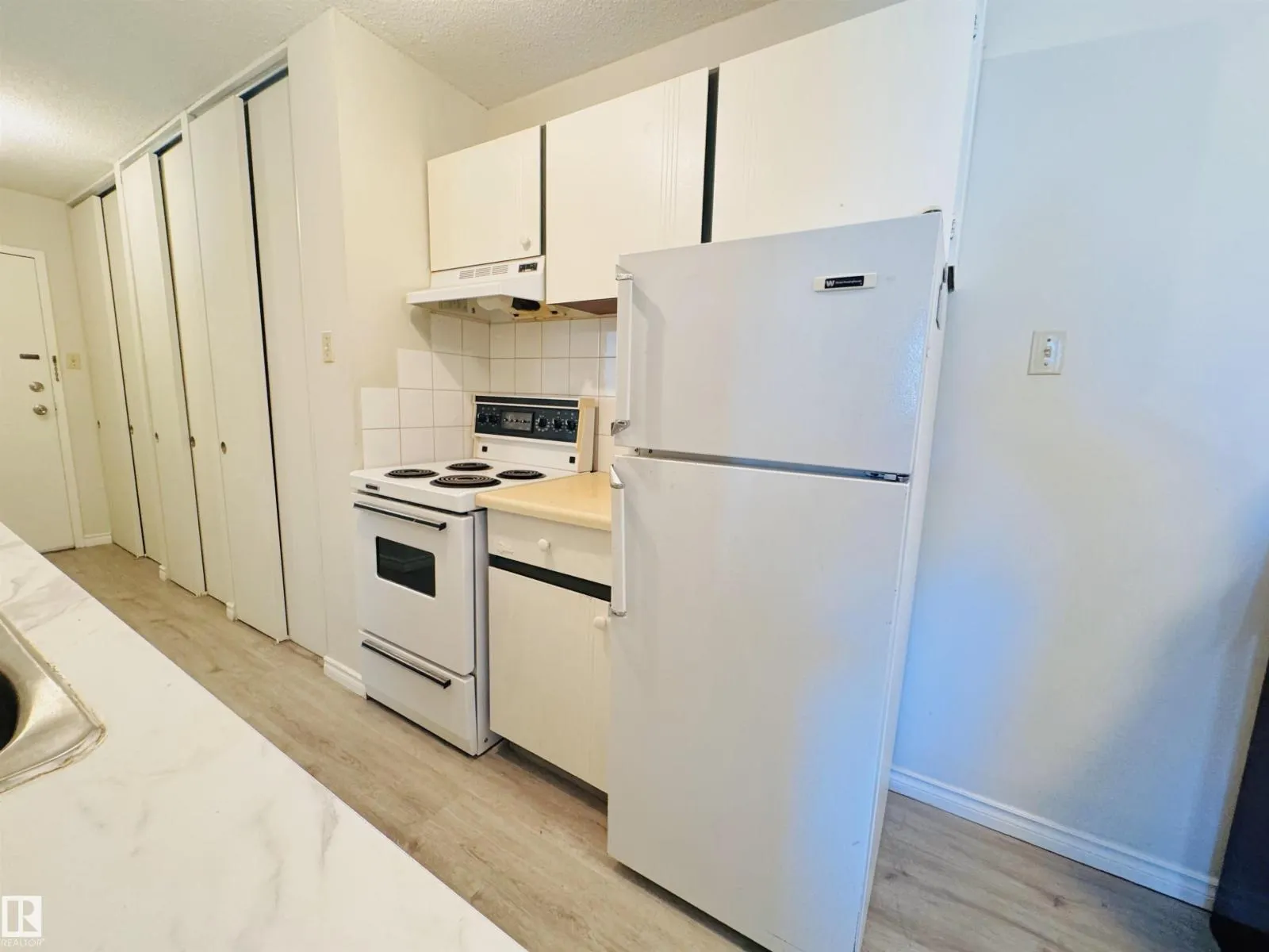207 9028 JASPER AV NW NW