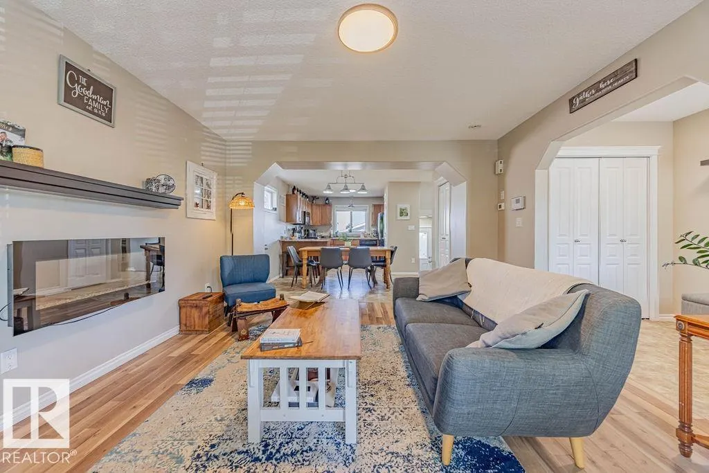 56 VIVIAN WY