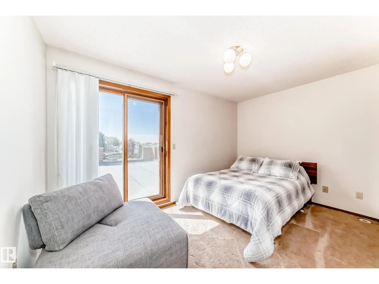 8714 152B AV NW