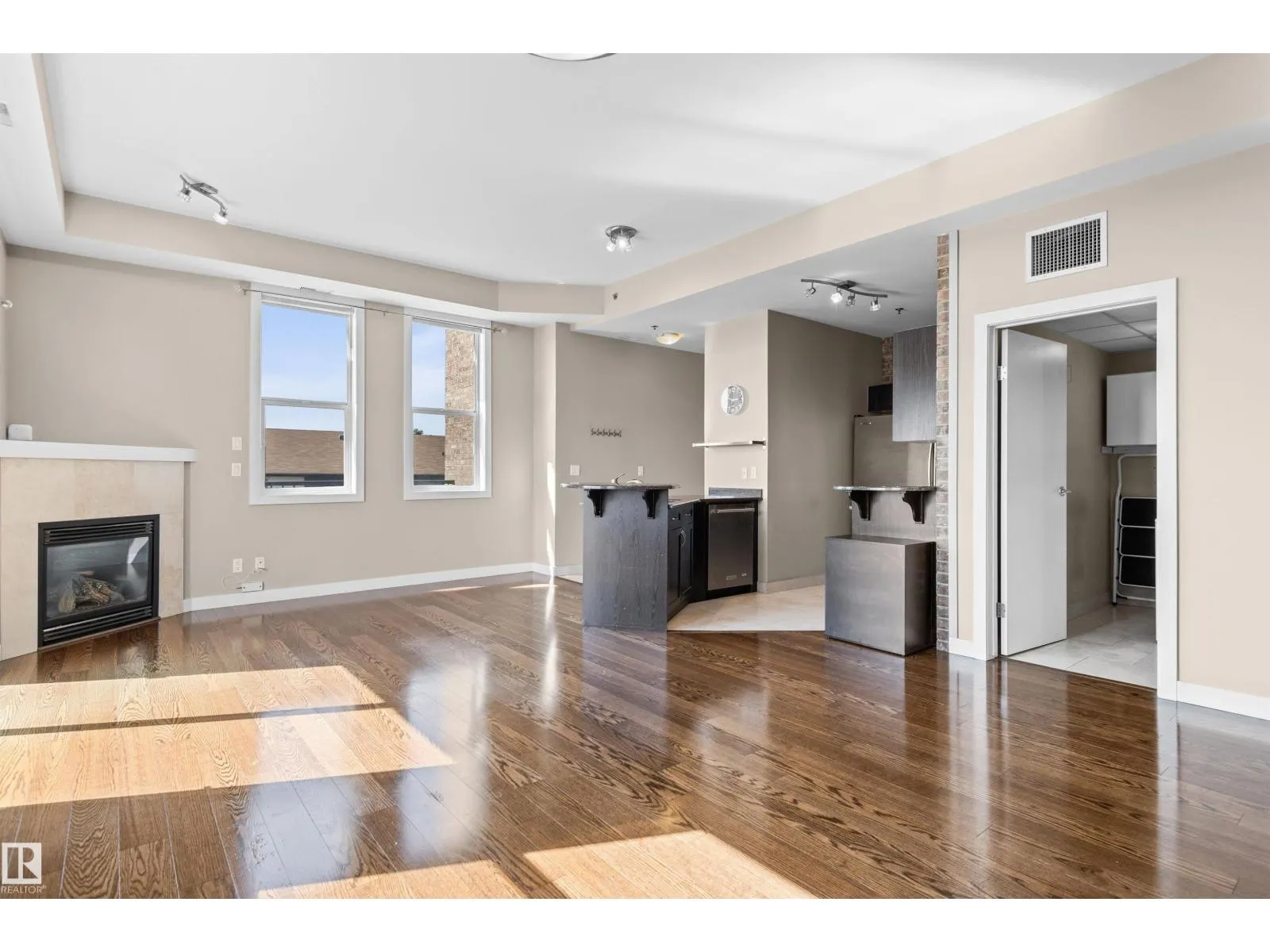 #403 8223 99 ST NW