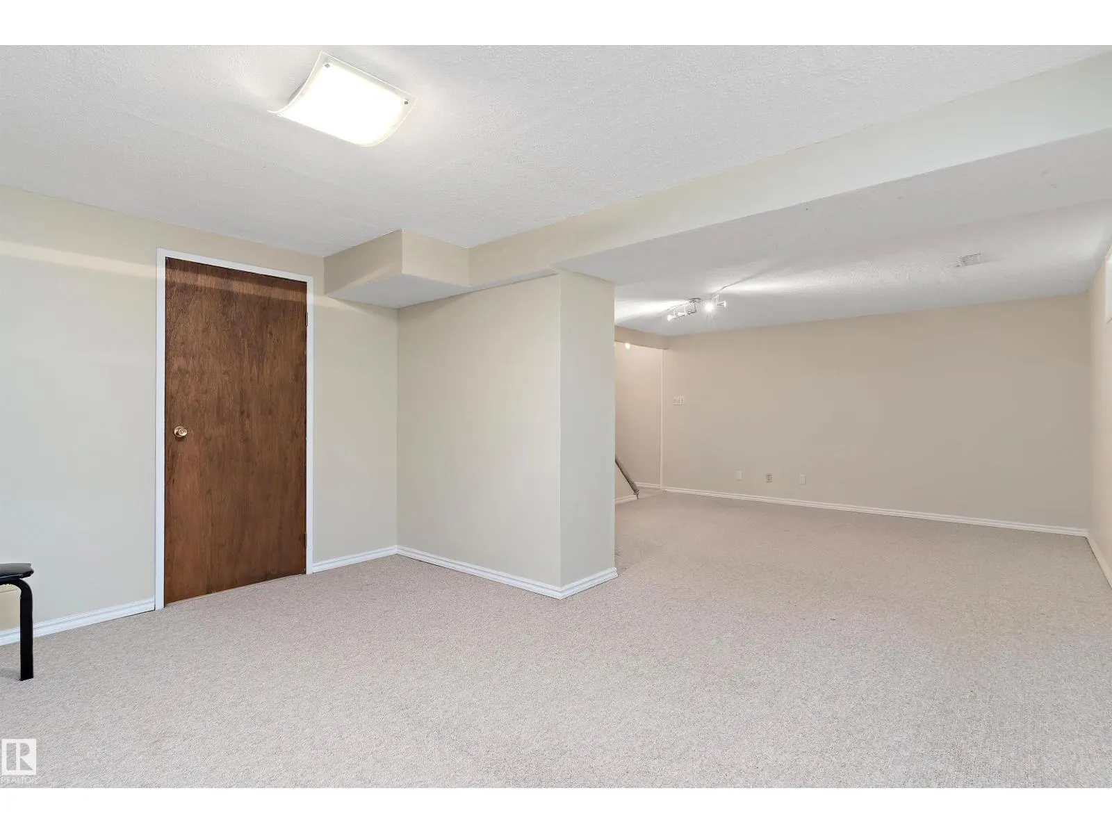7216 33 AV NW NW