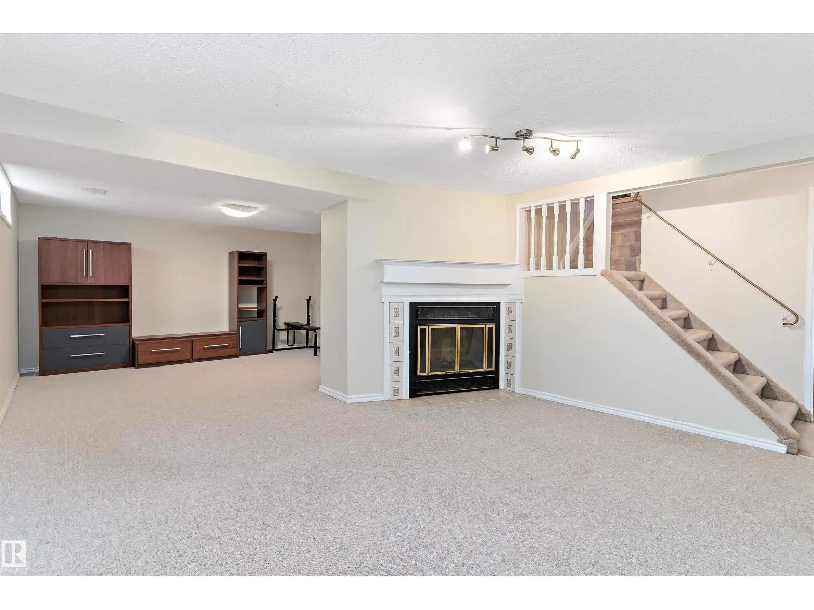 7216 33 AV NW NW
