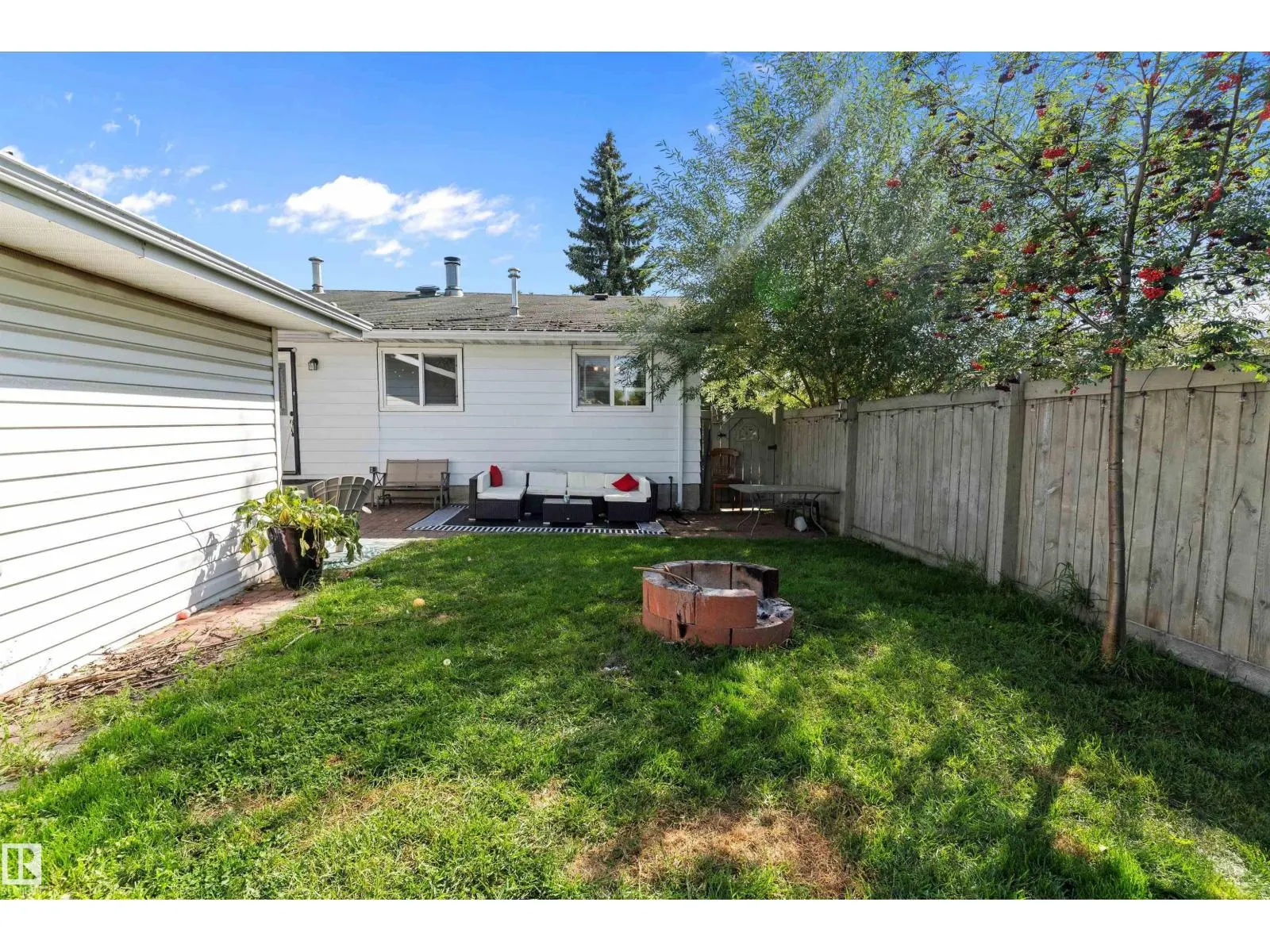 7216 33 AV NW NW