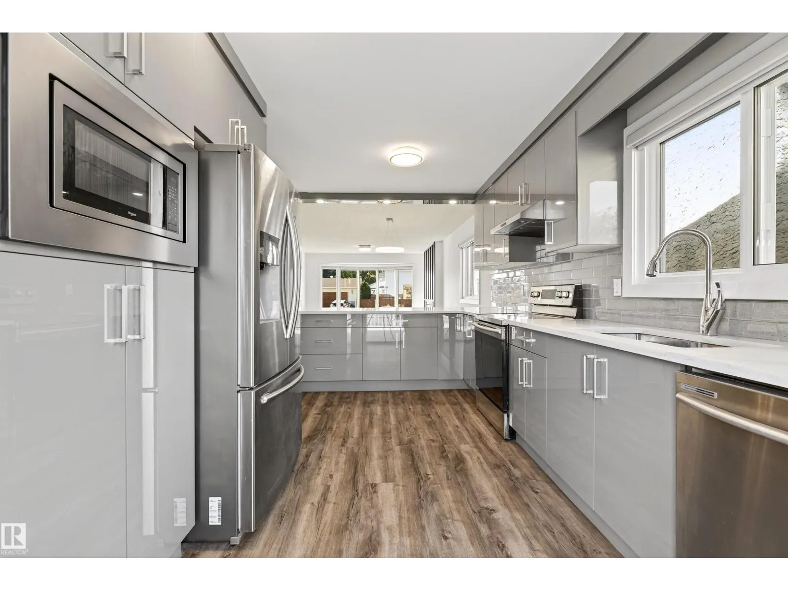 4516 27 AV NW