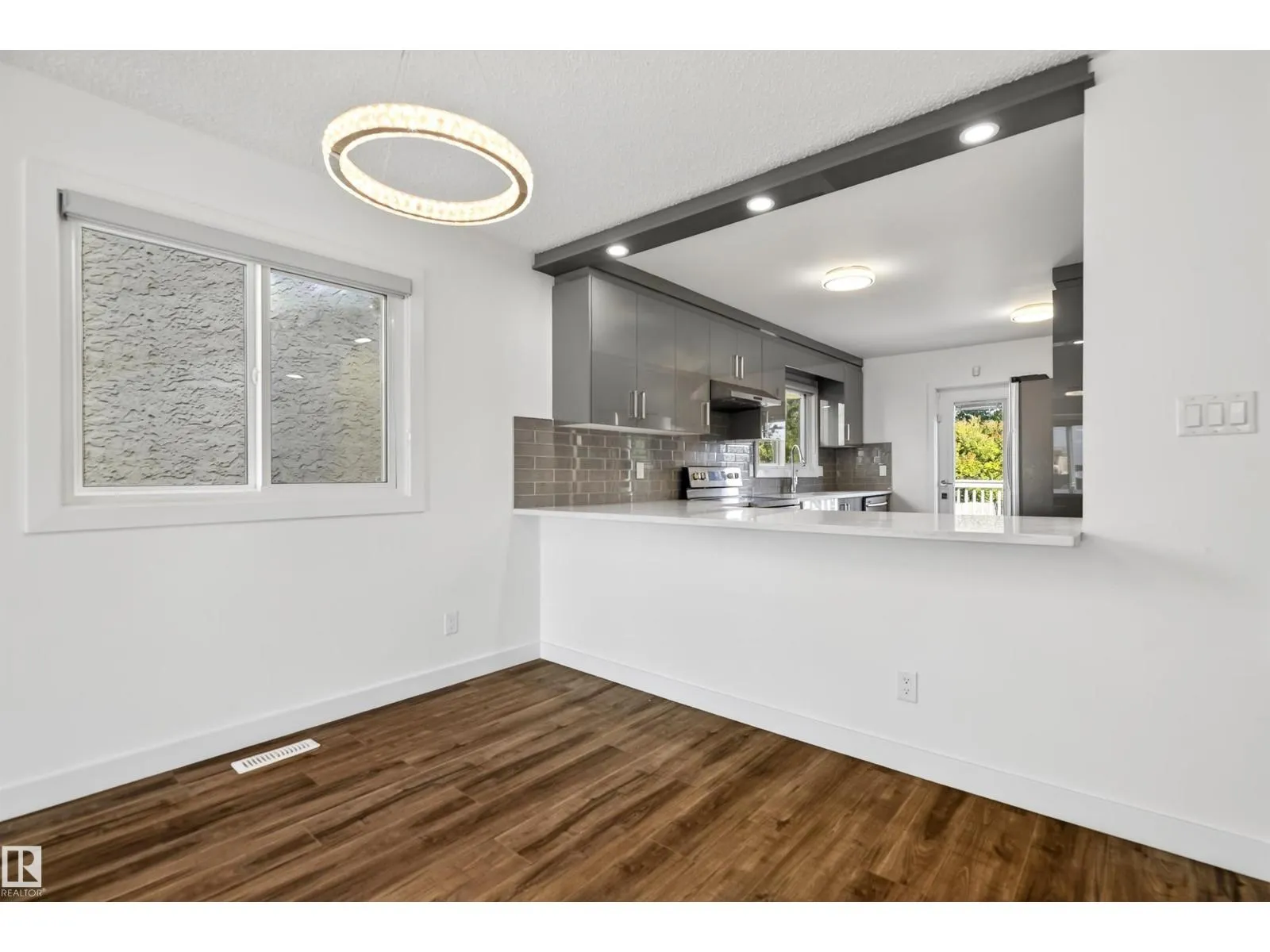 4516 27 AV NW