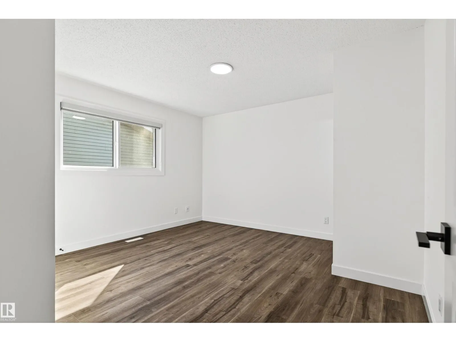 4516 27 AV NW