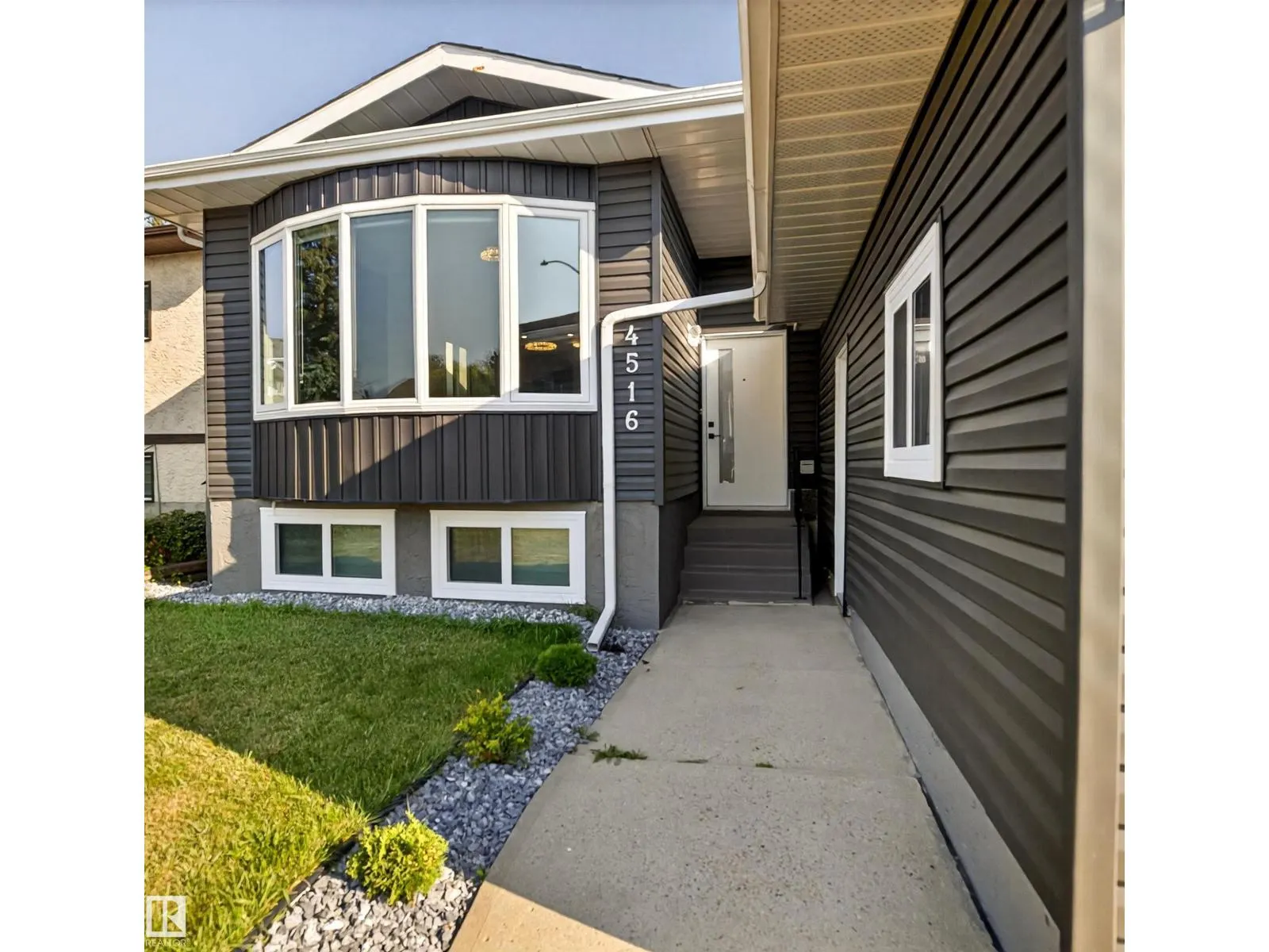 4516 27 AV NW