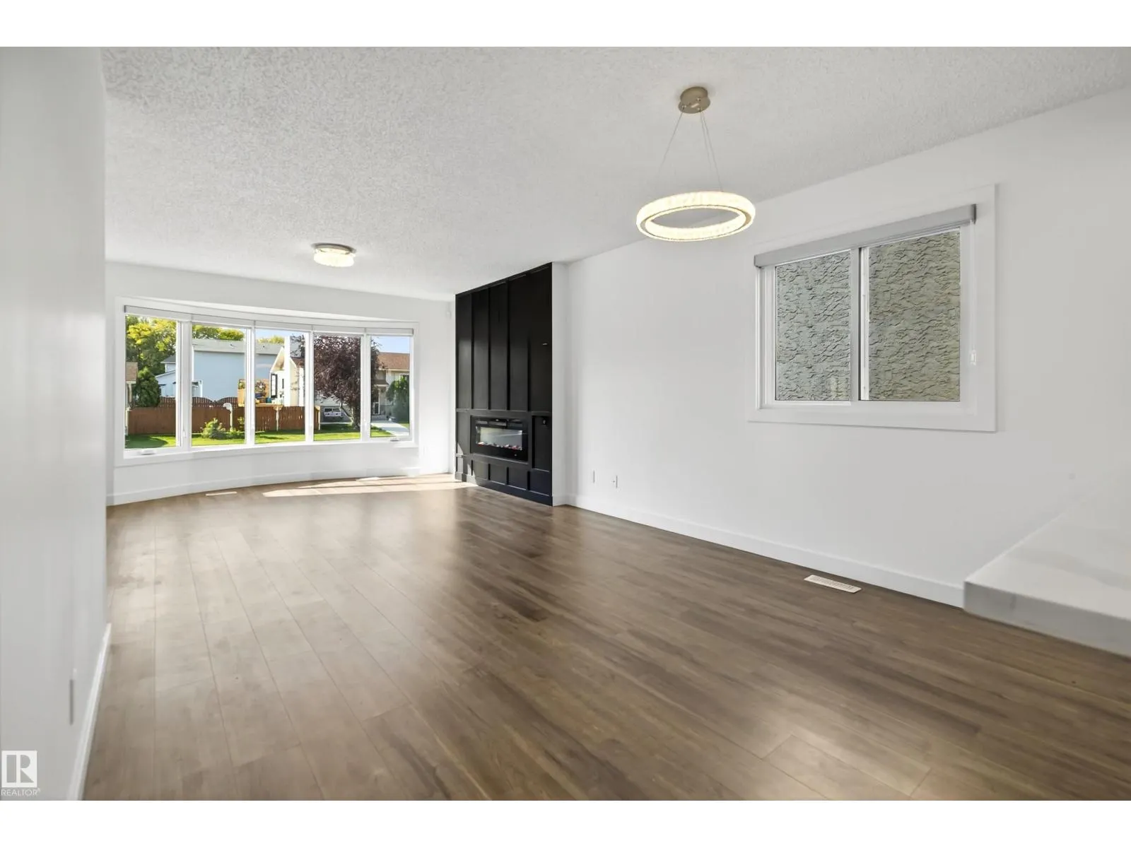 4516 27 AV NW