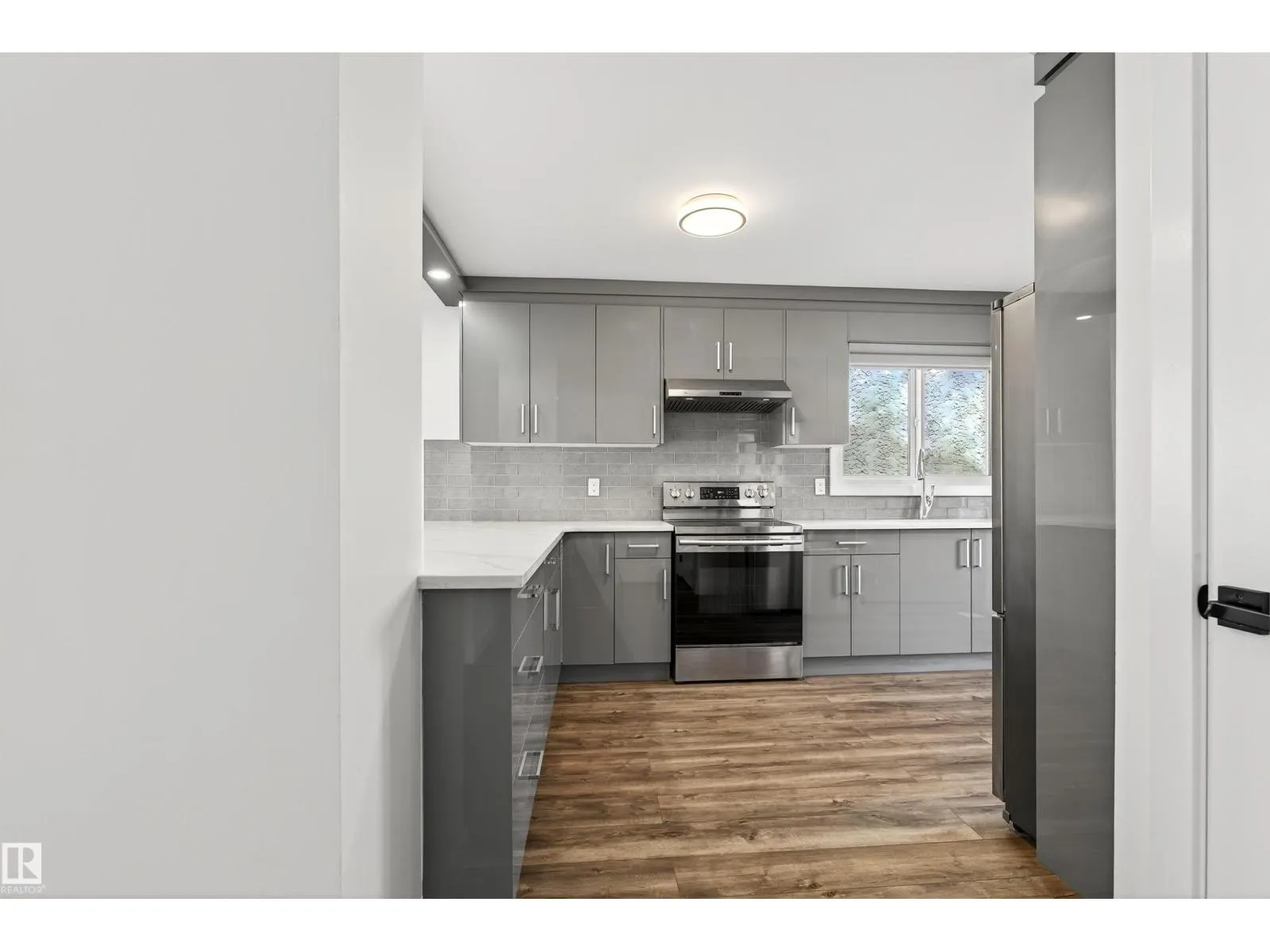 4516 27 AV NW
