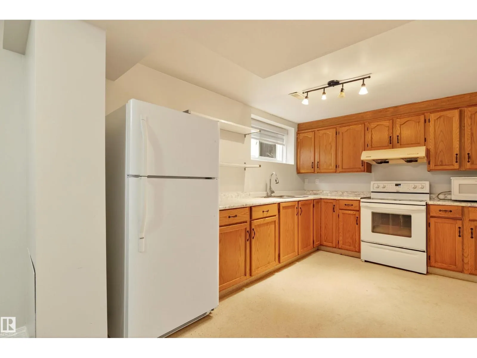4516 27 AV NW