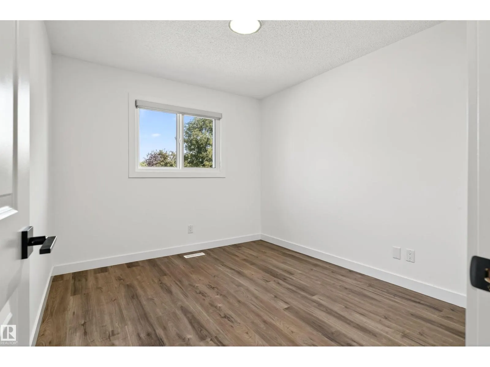 4516 27 AV NW