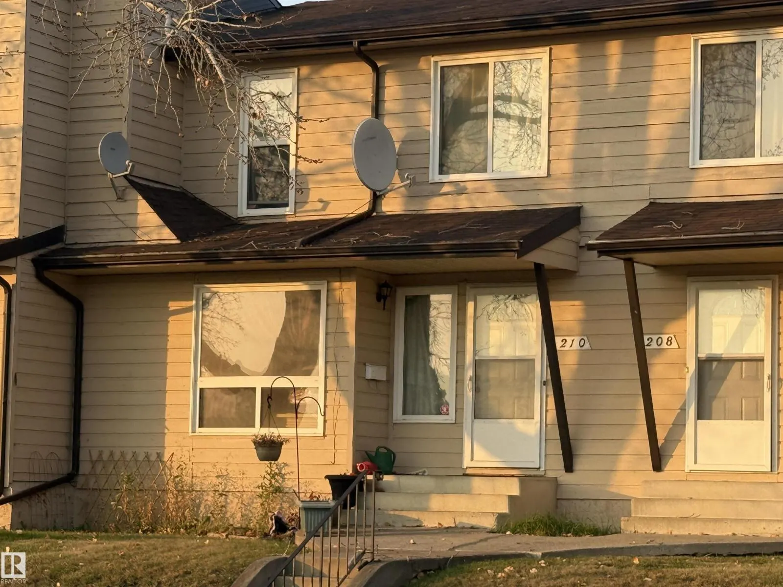 210 WARWICK RD NW